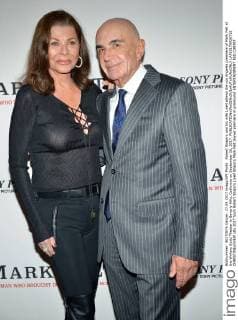 Robert Shapiro and his wife Linell attend the Los Angeles premiere of Mark Felt at the Writers Guild Theater in Beverly Hills, California on September 26, 2017.  LAP20170926715 CHRISTINExCHEW