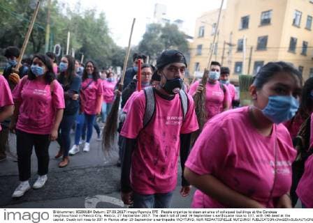 People organize to clean an area of collapsed buildings at the Condesa neighbourhood in Mexico City, Mexico, 27 September 2017. The death toll of past 19 September s earthquake rose to 337, with 198 dead at the capital. Death toll rises to 337 in Mexico after 19 September s earthquake !ACHTUNG: NUR REDAKTIONELLE NUTZUNG!  Copyright: xJorgexDanxLopezx CMX007 20170927-636421491233752761