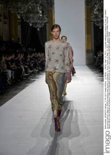 (170928) -- PARIS, Sept. 28, 2017 -- A model presents a creation of Dries Van Noten during the fashion week for 2018 spring summer women s collection in Paris, France, on Sept. 27, 2017. )(psw) FRANCE-PARIS-FASHION WEEK-DRIES VAN NOTEN PieroxBiasion 
