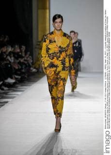 (170928) -- PARIS, Sept. 28, 2017 -- A model presents a creation of Dries Van Noten during the fashion week for 2018 spring summer women s collection in Paris, France, on Sept. 27, 2017. )(psw) FRANCE-PARIS-FASHION WEEK-DRIES VAN NOTEN PieroxBiasion 