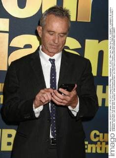 September 27, 2017 - New York, New York, U.S. - ROBERT F. KENNEDY JR. holds a cellphone at the New York premiere of Curb Your Enthusiasm Season 9 held at SVA Theater. New York U.S. - ZUMAk03_ 20170927_zaf_k03_049 Copyright: xNancyxKaszermanx