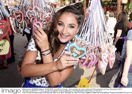 Eva Luginger bei einem exklusiven Photoshooting auf dem Oktoberfest 2017. München, 27.09.2017 *** Eva Luginger at a exclusive photo shooting on the Oktoberfest 2017 Munich 27 09 2017 Foto:xP.xSchönbergerx xFuturexImage