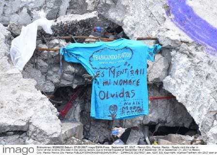 September 27, 2017 - Mexico City, Mexico, Mexico - People visit the altar in honor of the victims who died in the sewing factory due to the earthquake of September 19 of September 19 on September 27, 2017 in Mexico City, Mexico Mexico City Mexico  - ZUMAn230 20170927_zaa_n230_931 Copyright: xCarlosxTischlerx