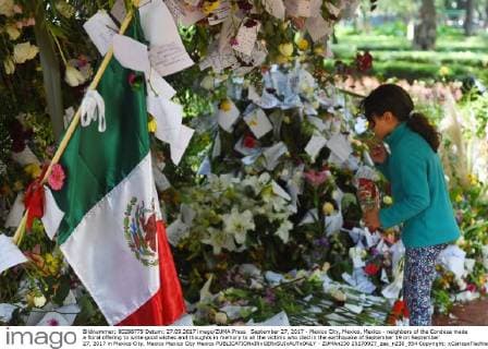 September 27, 2017 - Mexico City, Mexico, Mexico - neighbors of the Condesa made a floral offering to write good wishes and thoughts in memory to all the victims who died in the earthquake of September 19 on September 27, 2017 in Mexico City, Mexico Mexico City Mexico  - ZUMAn230 20170927_zaa_n230_954 Copyright: xCarlosxTischlerx