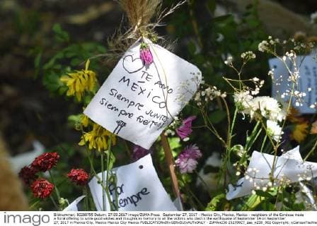 September 27, 2017 - Mexico City, Mexico, Mexico - neighbors of the Condesa made a floral offering to write good wishes and thoughts in memory to all the victims who died in the earthquake of September 19 on September 27, 2017 in Mexico City, Mexico Mexico City Mexico  - ZUMAn230 20170927_zaa_n230_961 Copyright: xCarlosxTischlerx
