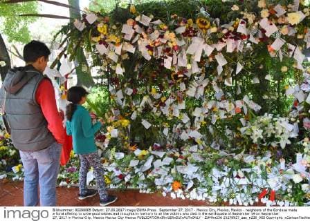 September 27, 2017 - Mexico City, Mexico, Mexico - neighbors of the Condesa made a floral offering to write good wishes and thoughts in memory to all the victims who died in the earthquake of September 19 on September 27, 2017 in Mexico City, Mexico Mexico City Mexico  - ZUMAn230 20170927_zaa_n230_965 Copyright: xCarlosxTischlerx