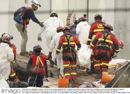 Spanish and Mexican Rescue Services members continue with the search of people who were trapped after the earhtquake in the building of the avenue Alvaro Obregon of Mexico City, Mexico, 28 September 2017. The death toll of past 19 September s earthquake rose to 337, with 198 dead in the Mexican capital. DEATH TOLL RISES TO 337 IN MEXICO AFTER 19 SEPTEMBER S EARTHQUAKE !ACHTUNG: NUR REDAKTIONELLE NUTZUNG!  Copyright: xUlisesxRuizxBasurtox MEX03 20170928-636422170395185834