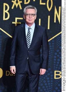 Thomas de Maizière at the Babylon Berlin Series Premiere at 28 09 2017 in Berlin Babylon Berlin Sky and ARD Series premiere in Berlin 2017