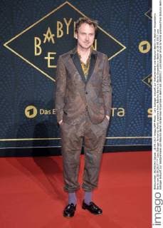 Lars Eidinger Arrival to World premiere from Babylon Berlin in Berlin Ensamble in Berlin at 28 09 2017