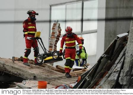 Brigades continue with the rescue works at the Alvaro Obregon building in Mexico City, Mexico, 28 September 2017. The death toll of past 19 September s earthquake rose to 343, with 204 dead at the capital according to Civil Protection Coordinator Luis Felipe Puente. Death toll after earthquake rises to 343 in Mexico !ACHTUNG: NUR REDAKTIONELLE NUTZUNG!  Copyright: xJoséxMéndezx CMX002 20170928-636422334975583391