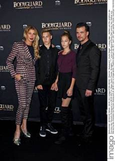 premire Bodyguard Giulia Seal Ludwig Heer Nathan and Mia during the Premiere the Musicals Bodyguard at 28 09 2017 in Stage Apollo Theatre Stuttgart
