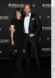 premire Bodyguard Kevin Tarte with Accompaniment during the Premiere the Musicals Bodyguard at 28 09 2017 in Stage Apollo Theatre Stuttgart