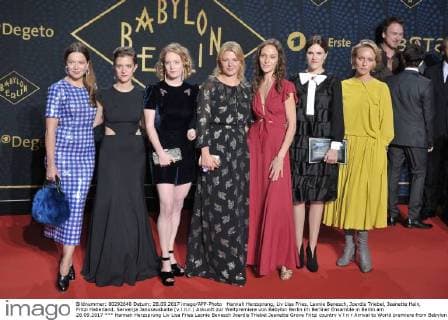 Hannah Herzsprung Liv Lisa Fries Leonie Benesch Joerdis Triebel Jeanette Grove Fritzi country V l n r Arrival to World premiere from Babylon Berlin in Berlin Ensamble in Berlin at 28 09 2017