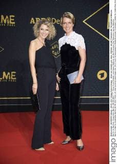 Aline from Drateln and Jessy Wellmer at the Premiere the Television series Babylon Berlin in Berlin Ensemble Berlin 28 09 2017 Foto:xF.xKernx xFuturexImage