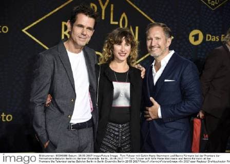 Tom Tykwer with Wife Marie Steinmann and Benno Fürmann at the Premiere the Television series Babylon Berlin in Berlin Ensemble Berlin 28 09 2017 Foto:xF.xKernx xFuturexImage