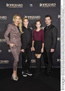 Giulia Seal with Friend Ludwig Heer Son Nathan Wehrmann and Daughter Mia Wehrmann at the Premiere the Musicals Bodyguard the Musical in Stage Palladium Theatre Stuttgart 28 09 2017 Foto:xN.xKubelkax xFuturexImage