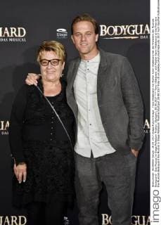 Timo Hildebrand with Mother Karin Hildebrand at the Premiere the Musicals Bodyguard the Musical in Stage Palladium Theatre Stuttgart 28 09 2017 Foto:xN.xKubelkax xFuturexImage