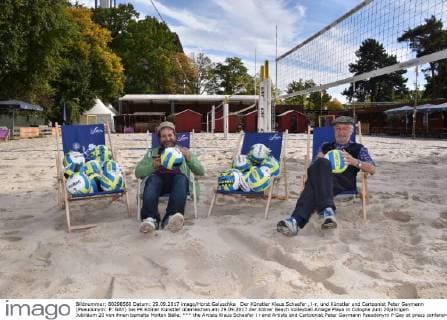 the Artists Klaus Schaefer l r and Artists and Cartoonist Peter Gaymann Pseudonym P Gay at press conference Cologne Artists over at 29 09 2017 the Cologne Beach Volleyball Asset Playa in Cologne to 20 years Anniversary 20 from them Painted Molten Balls