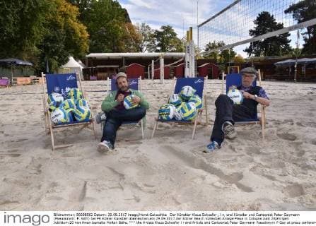 the Artists Klaus Schaefer l r and Artists and Cartoonist Peter Gaymann Pseudonym P Gay at press conference Cologne Artists over at 29 09 2017 the Cologne Beach Volleyball Asset Playa in Cologne to 20 years Anniversary 20 from them Painted Molten Balls