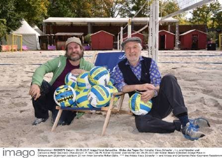the Artists Klaus Schaefer l r and Artists and Cartoonist Peter Gaymann Pseudonym P Gay at press conference Cologne Artists over at 29 09 2017 the Cologne Beach Volleyball Asset Playa in Cologne to 20 years Anniversary 20 from them Painted Molten Balls