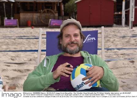 the Artists Klaus Schaefer at press conference Cologne Artists over at 29 09 2017 the Cologne Beach Volleyball Asset Playa in Cologne to 20 years Anniversary 20 from them Painted Molten Balls
