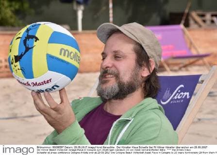 the Artists Klaus Schaefer at press conference Cologne Artists over at 29 09 2017 the Cologne Beach Volleyball Asset Playa in Cologne to 20 years Anniversary 20 from them Painted Molten Balls