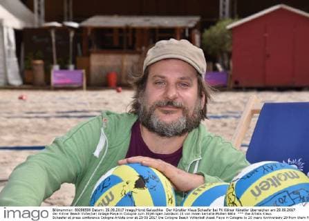 the Artists Klaus Schaefer at press conference Cologne Artists over at 29 09 2017 the Cologne Beach Volleyball Asset Playa in Cologne to 20 years Anniversary 20 from them Painted Molten Balls