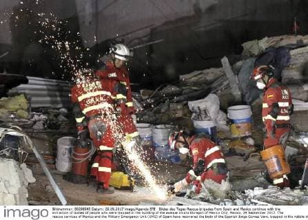 Bildes des Tages Rescue brigades from Spain and Mexico continue with the extraction of bodies of people who were trapped in the building of the avenue Alvaro Obregon of Mexico City, Mexico, 29 September 2017. The rescue services of Mexico and the Military Emergency Unit (UME) of Spain have recovered the body of the Spanish Jorge Gomez Varo, trapped in the rubble of the building after the 19th September earthquake. RESCUE BRIGADES RECOVER THE CORPSE OF A SECOND SPANIARD WHO DIED IN MEXICO S EARTHQUAKE !ACHTUNG: NUR REDAKTIONELLE NUTZUNG!  Copyright: xUlisesxRuizxBasurtox MEX01 20170929-636423015035727919