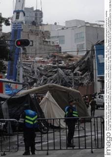 (170930) -- MEXICO CITY, Sept. 30, 2017 -- Police stand guard in front of a building that collapsed after the earthquake of Sept. 19, in Mexico City, capital of Mexico, on Sept. 29, 2017. The death toll of the 7.1 earthquake on Sept. 19 has climbed to 355, including 214 in Mexico City. Francisco Canedo) (ma) (da) (psw) MEXICO-MEXICO CITY-EARTHQUAKE-DEATH TOLL RISE MontserratxLopez 