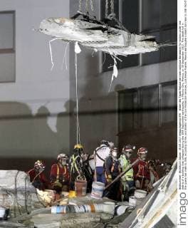 Bilder des Tages Rescue services continue the search for victims under the debris of a building that collapsed during the 19th September earthquake, in Mexico City, Mexico, on 30 September 2017. The death toll in the quake has risen to 358, according to the coordinator of the Civil Protection services, Luis Felipe Puente. Mexico earthquake s death toll rises to 358 !ACHTUNG: NUR REDAKTIONELLE NUTZUNG!  Copyright: xUlisesxRuizxBasurtox MEX001 20170930-636423919284951100