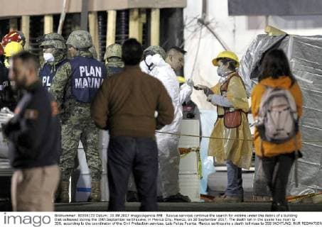 Rescue services continue the search for victims under the debris of a building that collapsed during the 19th September earthquake, in Mexico City, Mexico, on 30 September 2017. The death toll in the quake has risen to 358, according to the coordinator of the Civil Protection services, Luis Felipe Puente. Mexico earthquake s death toll rises to 358 !ACHTUNG: NUR REDAKTIONELLE NUTZUNG!  Copyright: xUlisesxRuizxBasurtox MEX001 20170930-636423919925019100