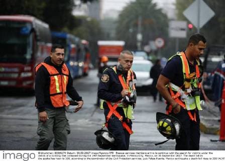 Rescue services members arrive to continue with the search for victims under the debris of a building that collapsed during the 19th September earthquake, in Mexico City, Mexico, on 30 September 2017. The death toll in the quake has risen to 358, according to the coordinator of the Civil Protection services, Luis Felipe Puente. Mexico earthquake s death toll rises to 358 !ACHTUNG: NUR REDAKTIONELLE NUTZUNG!  Copyright: xUlisesxRuizxBasurtox MEX001 20170930-636423920545899100
