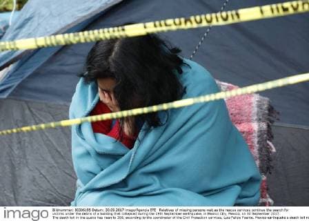 Relatives of missing persons wait as the rescue services continue the search for victims under the debris of a building that collapsed during the 19th September earthquake, in Mexico City, Mexico, on 30 September 2017. The death toll in the quake has risen to 358, according to the coordinator of the Civil Protection services, Luis Felipe Puente. Mexico earthquake s death toll rises to 358 !ACHTUNG: NUR REDAKTIONELLE NUTZUNG!  Copyright: xUlisesxRuizxBasurtox MEX001 20170930-636423920565711100