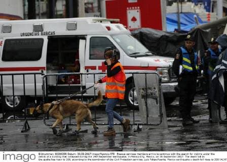 Rescue services members arrive to continue with the search for victims under the debris of a building that collapsed during the 19th September earthquake, in Mexico City, Mexico, on 30 September 2017. The death toll in the quake has risen to 358, according to the coordinator of the Civil Protection services, Luis Felipe Puente. Mexico earthquake s death toll rises to 358 !ACHTUNG: NUR REDAKTIONELLE NUTZUNG!  Copyright: xJosexMendezx MEX001 20170930-636423924070407100
