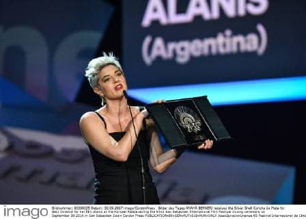 Bilder des Tages ANAHÃ BERNERI receives the Silver Shell Concha de Plata for Best Director for her film Alanis at the Kursaal Palace during the 65nd San Sebastian International Film Festival closing ceremony on September 30 2016 in San Sebastian Spain Cordon Press  JosexIgnacioxUnanue 65 Festival Internacional de Cine de San Sebastian