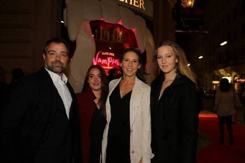 Premiere Dance the Vampire Vienna Ronacher 30 09 2017 Jürgen Maurer Mary Köstlinger with Daughters