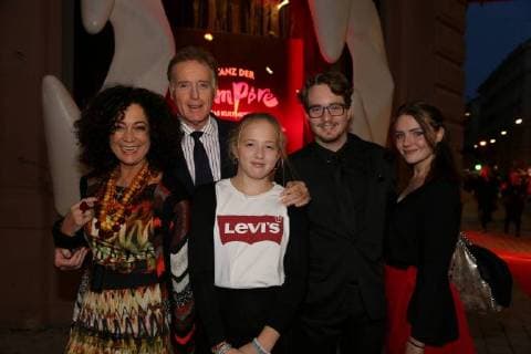 Premiere Dance the Vampire Vienna Ronacher 30 09 2017 Barbara Wussow Albert Fortell with Children