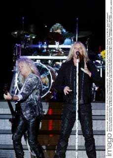 Singer Joe Elliott (R) and bassist Rick Savage (L) of British band Def Leppard perform on stage during the Santiago Rock City music festival at the Monumental Stadium in Santiago, Chile, 30 September 2017. Santiago Rock City festival !ACHTUNG: NUR REDAKTIONELLE NUTZUNG!  Copyright: xESTEBANxGARAYx CH05 20171001-636424313878997496