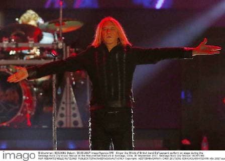 Singer Joe Elliott of British band Def Leppard perform on stage during the Santiago Rock City music festival at the Monumental Stadium in Santiago, Chile, 30 September 2017. Santiago Rock City festival !ACHTUNG: NUR REDAKTIONELLE NUTZUNG!  Copyright: xESTEBANxGARAYx CH05 20171001-636424314504713496