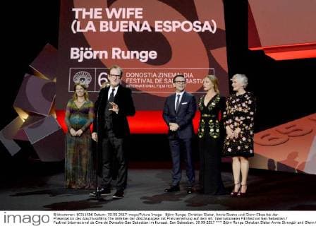 Björn Runge Christian Slater Annie Strength and Glenn Close at the Presentation the Closing film The wife at the Closing ceremonies with Award ceremony on the 65 International Film Festival San Sebastian Festival Nacional de Cine de Donostia San Sebastian in Kursaal San Sebastian 30 09 2017 Foto:xC.xNiehausx xFuturexImage