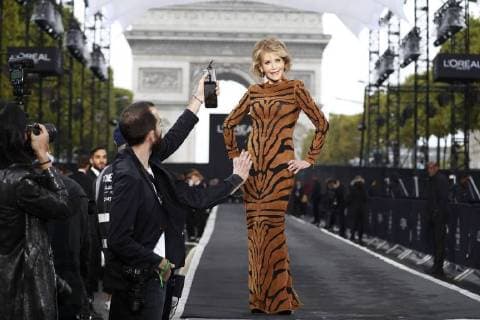 Jane Fonda CELEBRITES Fashion Week l Oreal Paris 01 10 2017 StephenCaillet Panoramic 