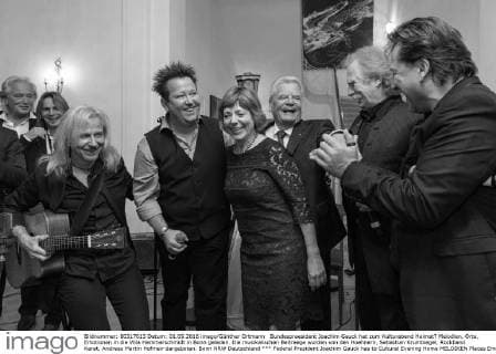 Bundespraesident Joachim Gauck hat zum Kulturabend Heimat? Melodien, Orte, Emotionen in die Villa Hammerschmidt in Bonn geladen. Die musikalischen Beitraege wurden von den Hoehnern, Sebastian Krumbiegel, Rockband Karat, Andreas Martin Hofmeir dargeboten. Bonn NRW Deutschland *** Federal President Joachim Gauck has to Cultural Evening Home MELODIEN Places Emotions in the Villa Hammerschmidt in Bonn loaded the musical Proceeding were from the Sebastian Krumbiegel Rock band Carat Andreas Martin Hofmeir presented Bonn NRW Germany