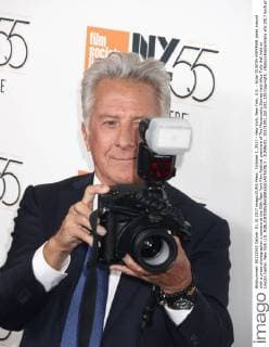 October 1, 2017 - New York, New York, U.S. - Actor DUSTIN HOFFMAN jokes around with a press photographer s camera at the 55th New York Film Festival premiere of The Meyerowitz Stories held Alice Tully Hall held at Lincoln Center. New York U.S. - ZUMAk03_ 20171001_zaf_k03_125 Copyright: xNancyxKaszermanx