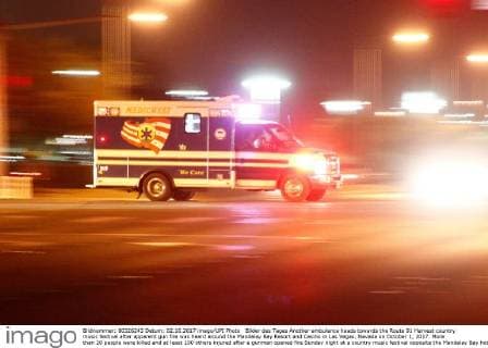 Bilder des Tages Another ambulance heads towards the Route 91 Harvest country music festival after apparent gun fire was heard around the Mandalay Bay Resort and Casino in Las Vegas, Nevada on October 1, 2017. More than 20 people were killed and at least 100 others injured after a gunman opened fire Sunday night at a country music festival opposite the Mandalay Bay hotel and resort on the Las Vegas Strip, authorities said.  LAV2017100218 JAMESxATOA