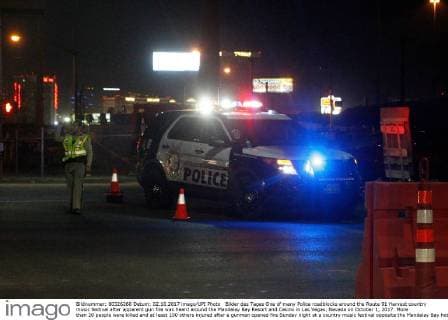 Bilder des Tages One of many Police roadblocks around the Route 91 Harvest country music festival after apparent gun fire was heard around the Mandalay Bay Resort and Casino in Las Vegas, Nevada on October 1, 2017. More than 20 people were killed and at least 100 others injured after a gunman opened fire Sunday night at a country music festival opposite the Mandalay Bay hotel and resort on the Las Vegas Strip, authorities said.  LAV2017100205 JAMESxATOA