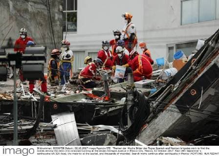 Themen der Woche Bilder des Tages Spanish and Mexican brigades work to find the bodies among the debis of a collapsed building at the Alvaro Obregon Avenue in Mexico City, Mexico, 02 October 2017. Past 19th September s earthquake left 326 dead, the majority at the capital, and thousands of wounded. Search works continue after earthquake in Mexico !ACHTUNG: NUR REDAKTIONELLE NUTZUNG!  Copyright: xJoséxMéndezx CMX002 20171002-636425725689683920