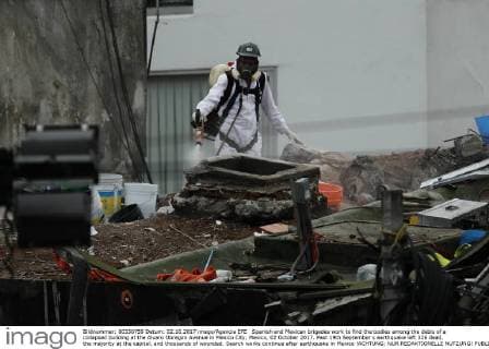 Spanish and Mexican brigades work to find the bodies among the debis of a collapsed building at the Alvaro Obregon Avenue in Mexico City, Mexico, 02 October 2017. Past 19th September s earthquake left 326 dead, the majority at the capital, and thousands of wounded. Search works continue after earthquake in Mexico !ACHTUNG: NUR REDAKTIONELLE NUTZUNG!  Copyright: xJoséxMéndezx CMX003 20171002-636425725703411920