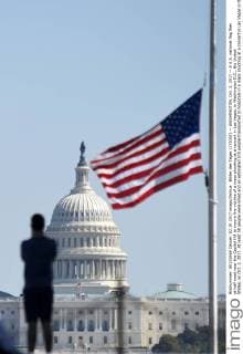Bilder des Tages (171002) -- WASHINGTON, Oct. 2, 2017 -- A U.S. national flag flies at half mast near the Capitol Hill to mourn the victims of a mass shooting at a concert in Las Vegas, in Washington D.C., the United States, on Oct. 2, 2017. At least 58 people were killed and an estimated 515 people transported to hospitals in a mass shooting at a concert in Las Vegas in the U.S. state of Nevada, police said on Monday. ) U.S.-WASHINGTON D.C.-LAS VEGAS-SHOOTING-FLAG-HALF-MAST YinxBogu 