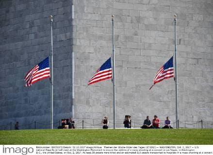 Themen der Woche Bilder des Tages (171002) -- WASHINGTON, Oct. 2, 2017 -- U.S. national flags fly at half mast at the Washington Monument to mourn the victims of a mass shooting at a concert in Las Vegas, in Washington D.C., the United States, on Oct. 2, 2017. At least 58 people were killed and an estimated 515 people transported to hospitals in a mass shooting at a concert in Las Vegas in the U.S. state of Nevada, police said on Monday. ) U.S.-WASHINGTON D.C.-LAS VEGAS-SHOOTING-FLAG-HALF-MAST YinxBogu 