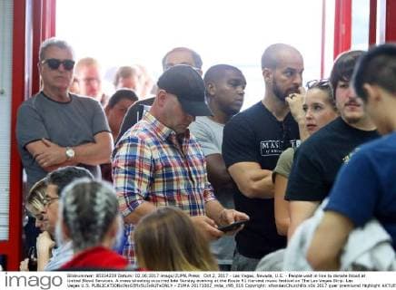 Oct 2, 2017 - Las Vegas, Nevada, U.S. - People wait in line to donate blood at United Blood Services. A mass shooting occurred late Sunday evening at the Route 91 Harvest music festival on The Las Vegas Strip. Las Vegas U.S.  - ZUMA 20171002_mda_c98_016 Copyright: xRondaxChurchillx